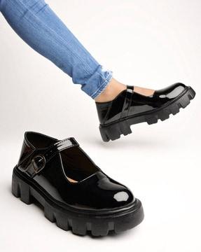 Women Low-Top Shoes with Buckle Closure