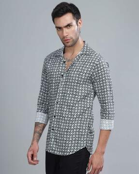Men Geometric Print Slim Fit Shirt with Cuban Collar