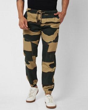 men-camouflage-relaxed-fit-flat-front-jogger-pants