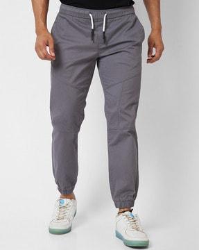men-relaxed-fit-cargo-pants-with-insert-pockets