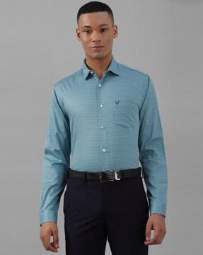 Men Geometric Print Slim Fit Shirt with Patch Pocket