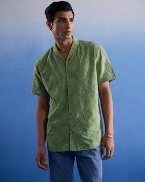 men-geometric-pattern-regular-fit-shirt-with-cuban-collar