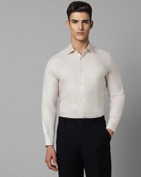 men-textured-regular-fit-shirt-with-patch-pocket