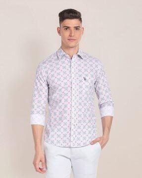 Men Floral Print Regular Fit Shirt with Patch Pocket