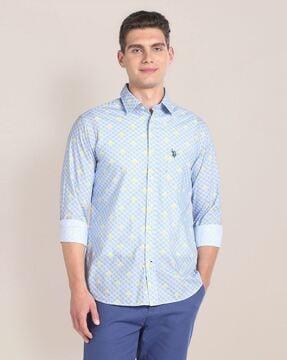 Men Geometric Print Regular Fit Shirt with Patch Pocket