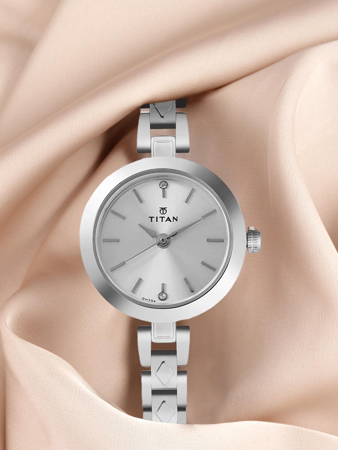 titan-women-silver-toned-analogue-watch-2598sm01