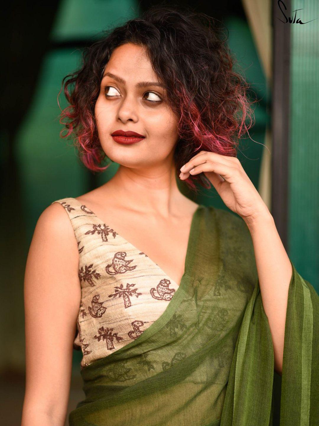 suta-women-brown-&-cream-embroidered-silk-saree-blouse