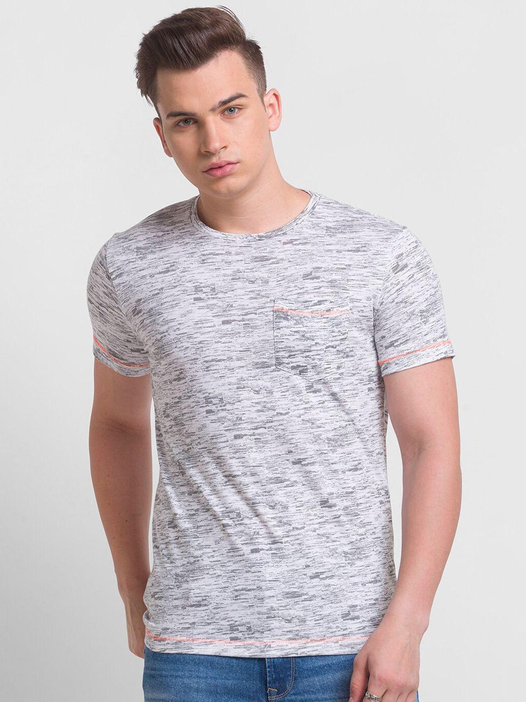 globus-men-white-&-grey-slim-fit-printed-cotton-t-shirt