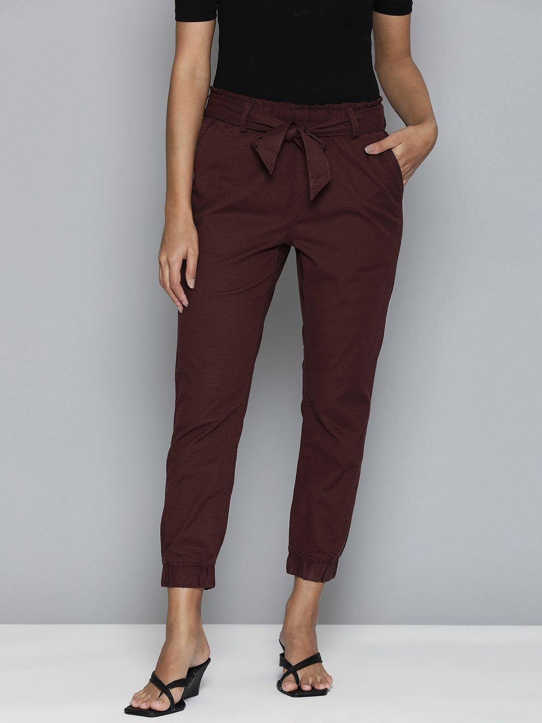 levis-women-mid-rise-joggers-with-same-fabric-belt