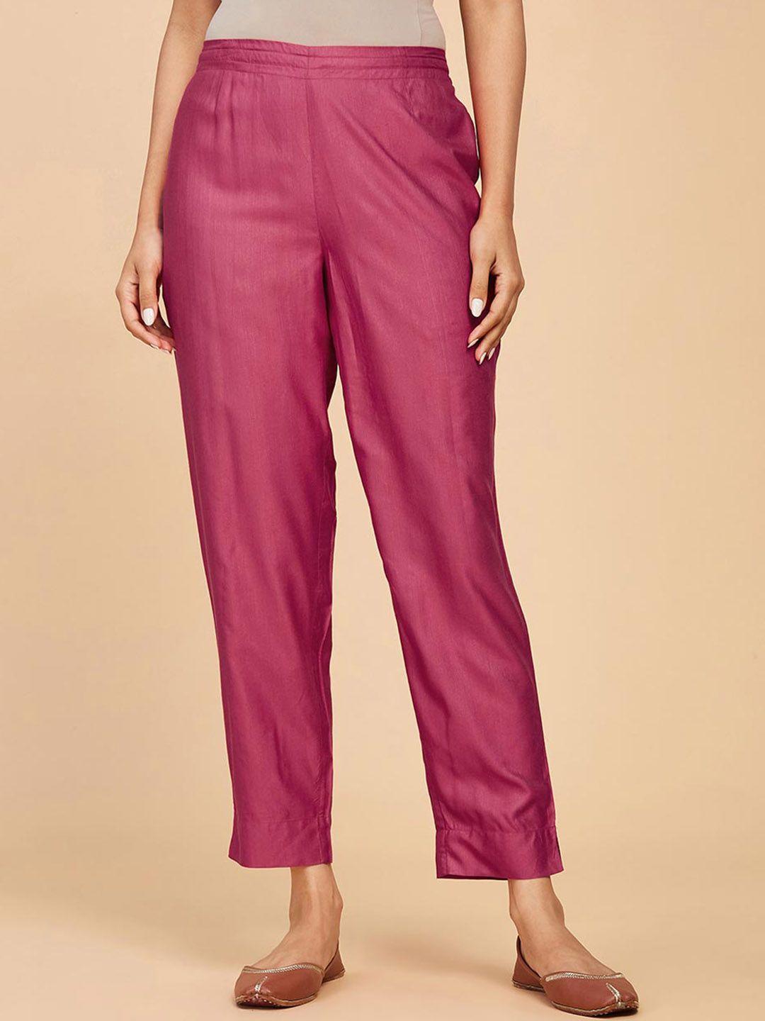 fabindia-women-mid-rise-plain-knitted-cropped-trousers