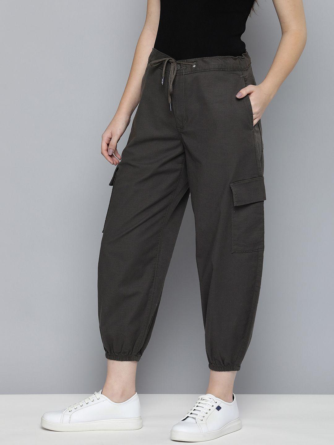 levis-women-loose-tapered-fit-high-rise-cropped-cargo-joggers-trousers