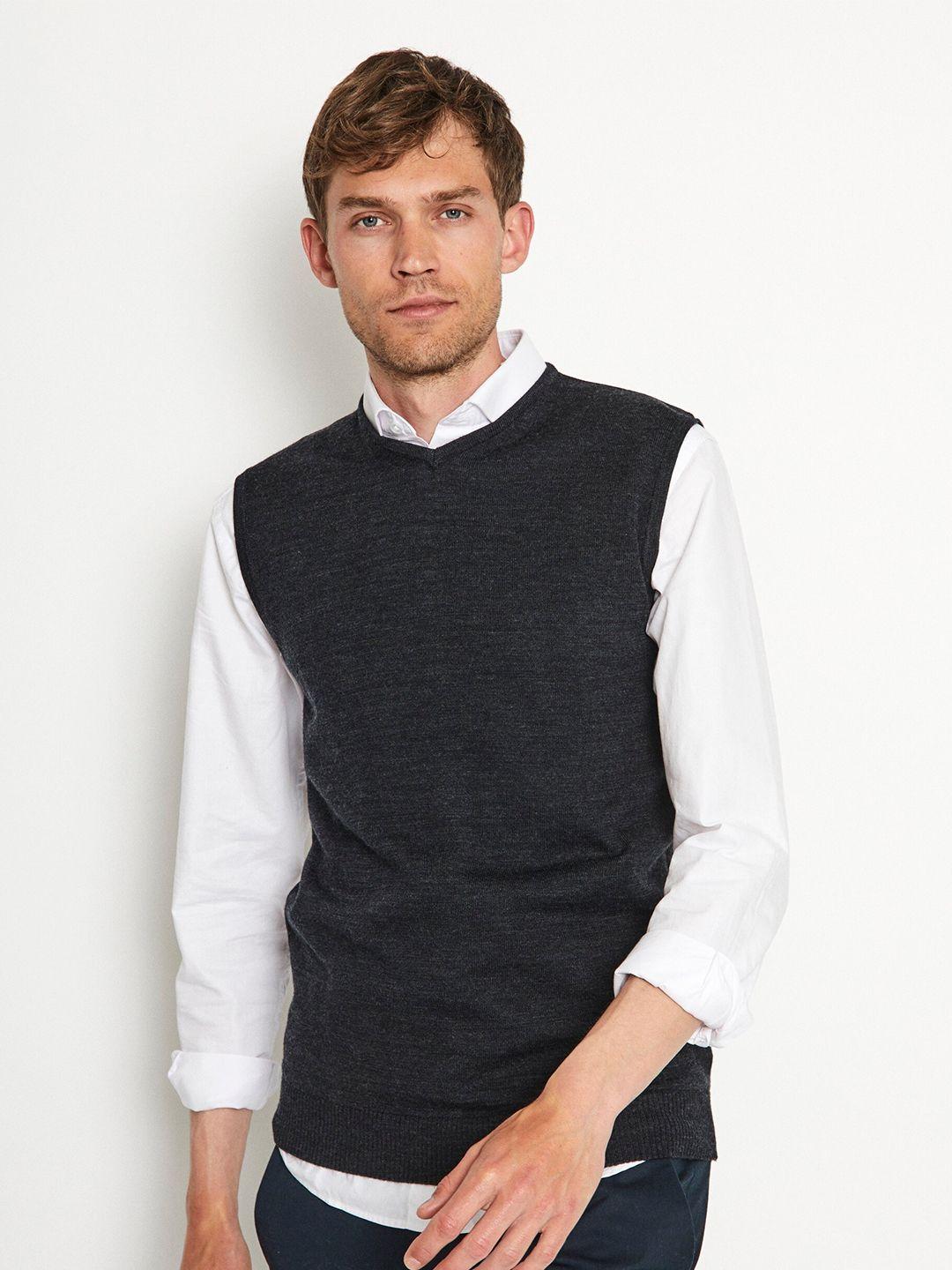 bruun-&-stengade-round-neck-woollen-sweater-vest