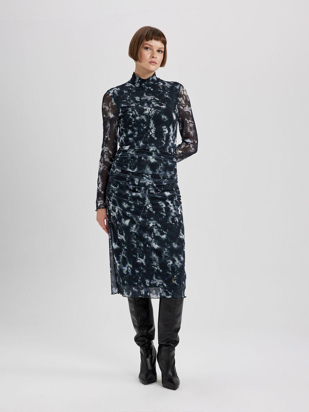 defacto-abstract-printed-mock-neck-gathered-midi-sheath-dress