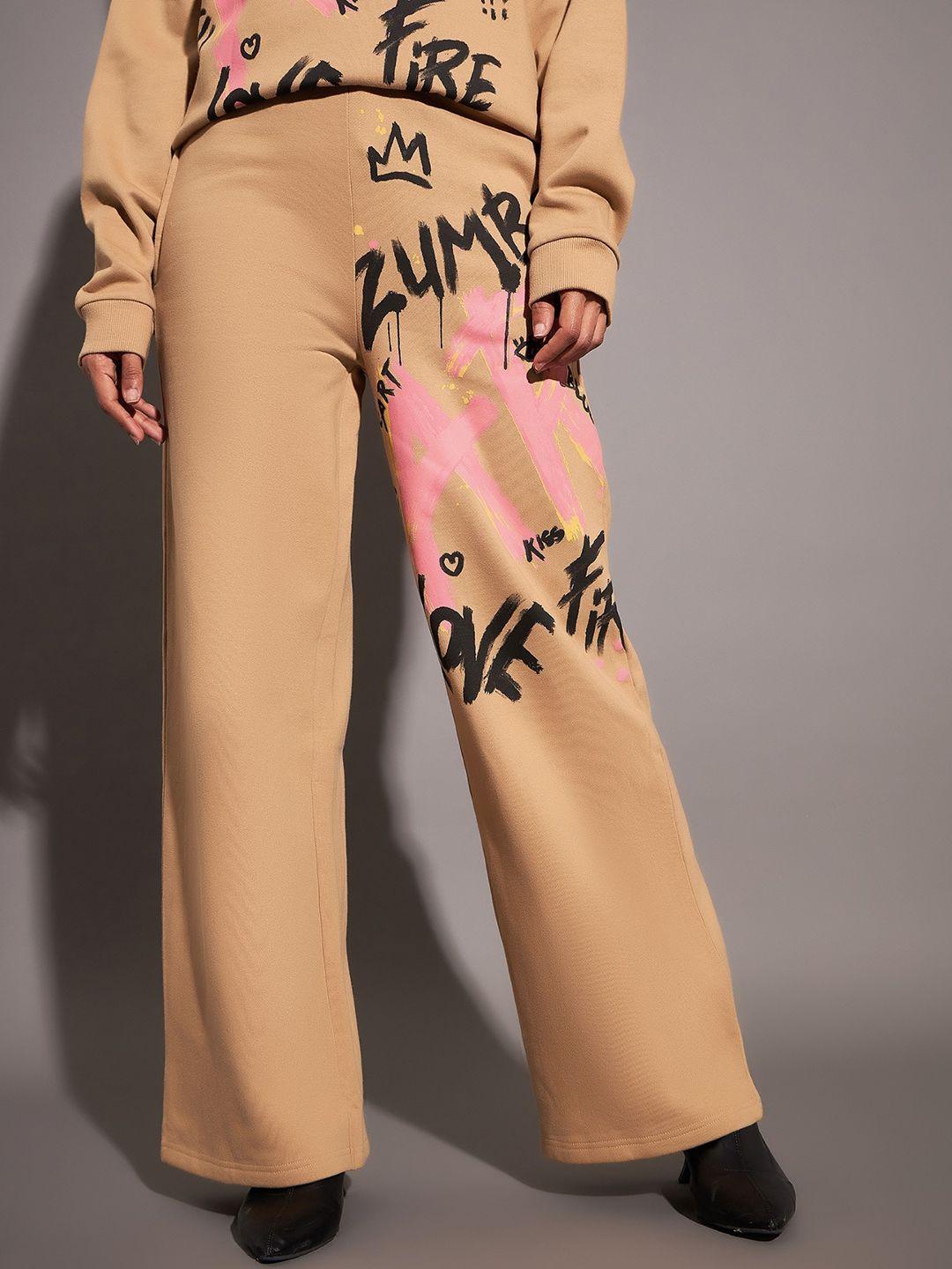SASSAFRAS Women Beige Relaxed Fit Mid-Rise Typography Printed Fleece Track Pants