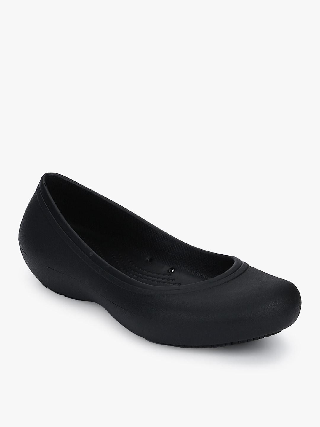 crocs-black-solid-sandals