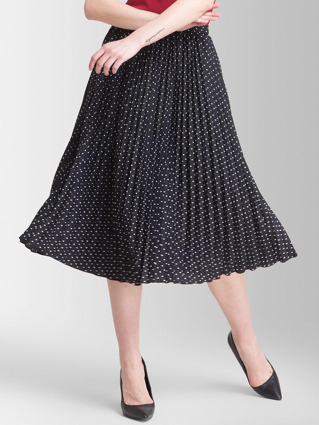 fablestreet-women-black-&-white-printed-pleated-a-line-midi-skirt