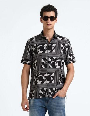 motif-print-spread-collar-shirt