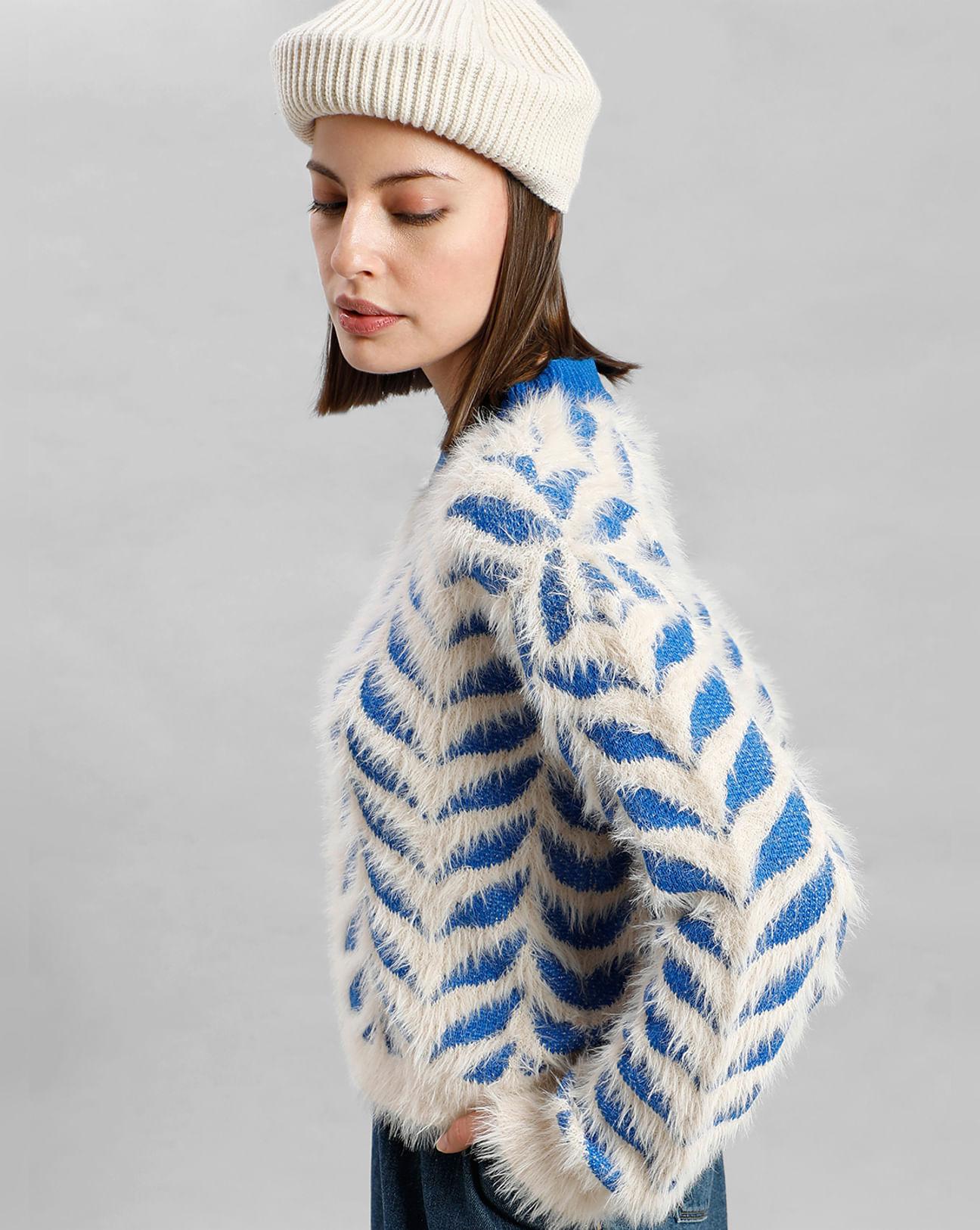 blue-&-white-textured-pullover