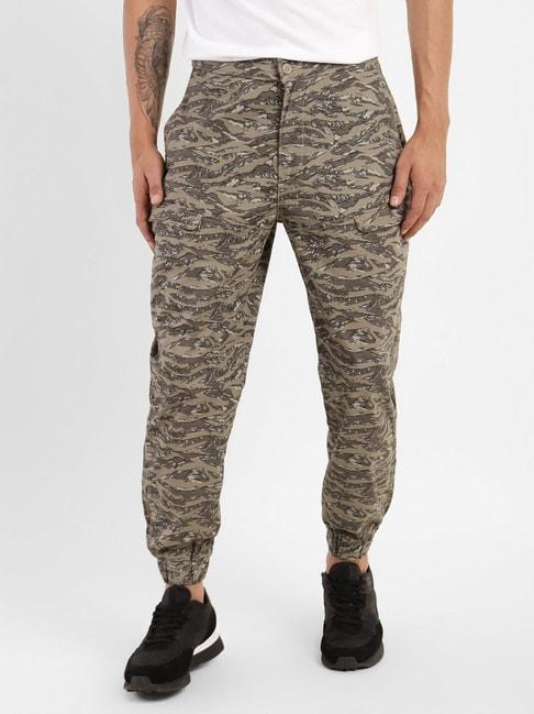 levi's-khaki-regular-fit-camouflage-jogger-pants