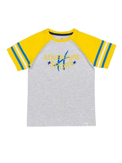 h-by-hamleys-boys-grey-&-yellow-color-block-t-shirt